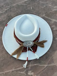 * 𝙷𝙴𝙰𝙳𝙸𝙽𝙶 𝚂𝙾𝚄𝚃𝙷  * Ivory Vegan Felt  * Southwestern print headband with matching hat liner * Southwestern Conch  * Leather sweatband  *Size 7 1/4 Artisan White Hat Bands For Western-themed Events, White Western Hat For Western-themed Events, Artisan White Hat For Country Events, White Southwestern Short Brim Hat, Cream Country Style Hat Bands For Western-themed Events, Country Style Cream Hat Bands For Western-themed Events, White Southwestern Adjustable Hat, Southwestern White Adjustable Hat, Adjustable White Southwestern Hat