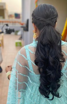 Traditional Ponytail Hairstyles, Pony Hairstyle For Saree, Indian Braid Hairstyle, Ponytail Hairstyles Indian Wedding, Pony Hairstyles Wedding Indian, Hairstyle For Traditional Saree, Hairstyles For Saree Indian Simple, Messy Braid Indian Wedding, Traditional Indian Hairstyles