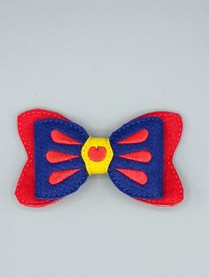 -Cute felt and sewn snow white bow Snow White Hair, Princess Hair Bows, White Hair Bows, Snow White Party, Princess Hair, Snow Princess, White Princess, Princess Hairstyles, Seven Dwarfs