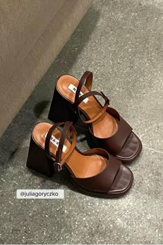 Heels Brown, Estilo Hippie, Funky Shoes, Brown Shoes, Fall Fits