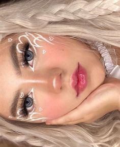 70s Fringe Hair, White Eyeliner Graphic, Eyeliner Ideas Creative, Graphic Makeup Looks, Valentines Eye Makeup, Cool Eyeshadow Looks, White Makeup Looks, Creative Eyeliner Looks, Rave Makeup Ideas