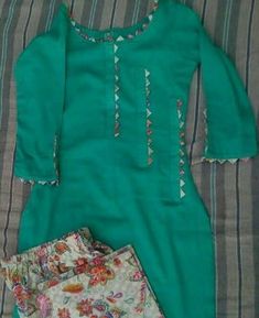 Cotton Dress Neck Designs Latest, Kurta Neck Design Latest, Chudi Neck Designs, Kurti Sleeves Design, Designer Kurti Patterns, Simple Kurti Designs, Neck Designs For Suits, Gaun Fashion