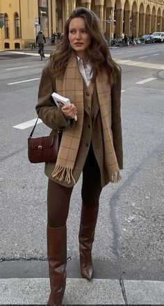 Mode Style Anglais, Countryside Outfit, Countryside Fashion, Dark Academia Outfits, Dark Academia Outfit, Academia Outfits, Chique Outfits, Country Fashion, Classic Brown