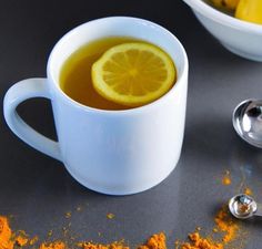 I benefici di bere al mattino acqua calda, limone e un pizzico di curcuma - Ambiente Bio Ayurvedic Breakfast, Morning Elixir, Drinking Warm Lemon Water, Turmeric Drink, How To Clear Sinuses, Lemon Health Benefits, Drinking Hot Water, Warm Lemon Water, Turmeric Recipes