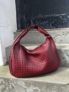 Unsere wunderschöne Charlotte Bag ist eine geflochtene Umhängetasche. Die Tasche hat in der Mitte ein großes Fach mit einer Reißverschlusstasche. Im Inneren der Tasche befinden sich zwei kleinere Fächer mit Reißverschluss und eine große offene Tasche.  Unsere Charlotte Bag kann sowohl für einen Städtetrip als auch für den Alltag genutzt werden, da in der Tasche Platz für ein MacBook 13" ist. Die perfekte Schultasche!  Material: Veganes Leder  AUFMERKSAMKEIT Die Farbe kann geringfügig vom Bild a Burgundy Bag, Retro Shoulder Bag, Macbook 13, Fancy Bags, Bags Aesthetic, Pretty Bags, Cute Bags, Mode Vintage, Woven Bag