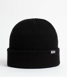 La beanie NOPé, un indispensable qui se combine parfaitement avec la capuche. Idéale autant en ville que dans les grands espaces, elle est fabriquée à partir de fibres respirantes et d'un tricot non doublé.