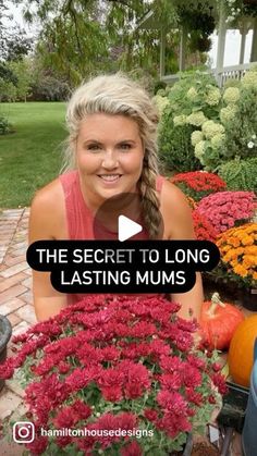 a woman sitting in front of flowers with the words, the secret to long lasting mums