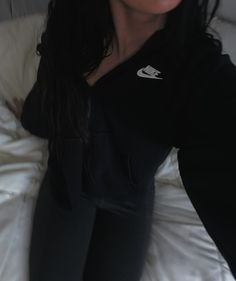 Black Nike Zip Up Hoodie Outfit, Black Nike Sweater Outfit, Nike Black Hoodie Outfit, Black Nike Zip Up, Black Nike Jacket Outfit, Black Nike Hoodie Outfit Women, Zip Up Hoodie Outfit Leggings, How To Style A Black Zip Up Hoodie, Black Nike Sweatshirt Outfit