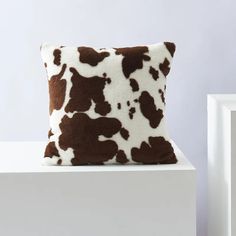 44231256080547|44231256113315|44231256309923 Cowhide Print, Cow Decor, Pink Cushions, Pillow Texture, Brown Living Room, The Cow, Color Cafe, Fabric Animals, Cushion Pattern