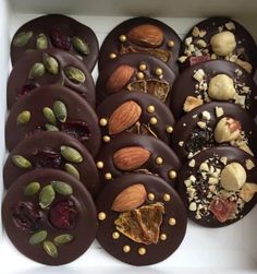 Chocolate Combinations, Chocolate Diy, Chocolate Dishes, Chocolate Recipes Homemade, Amazing Food Decoration, Chocolate Candy Bar