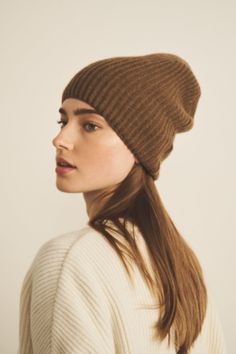 Our 100% cashmere hat for men and women keeps your head and even your brain warm. Harry is the fashion must-have to protect yourself from the cold. With its minimalist design and its wide, rib brims, it adds a little extra something to your between season and winter outfit needs. Available in a beautiful colour palette in which you will find neutral shades and a few more vivid colours.Charlotte’s fashion tip: “The Harry beanie can be worn in several different ways : some will fit it over the edge of their heads, others will wear it higher on the top of their heads, a trendier style inspired by the sailor's wardrobe. You can also allow some hair strands to fall loose for a natural and soft look.” Bonnet Outfit For Women, Hair Strands, Cashmere Hat, Over The Edge, Stole Scarf, Neutral Shades, Hat For Men, Sleeveless Cardigan, Hat For Man