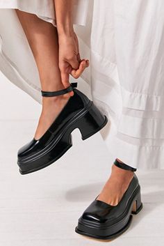 Mary Janes Outfit, Upcoming Fashion Trends, Mary Jane Platform Shoes, Platform Mary Janes, Shoe Inspo, Free People Shoes, Aesthetic Shoes, Chunky Block Heels, Swaggy Outfits