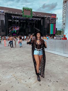 Don't know what to wear to a music festival in the summer? Come pick from these 50 best summer festival outfit ideas! Outfit Ideas For Music Festivals, Sparkle Coachella Outfit, One Piece Festival Outfit, Outfit Ideas Festival Summer, Emo Music Festival Outfits, Summer Festival Outfit 2023, Outfit Tuluminati, Vegas Festival Outfit, La Onda Festival Outfits