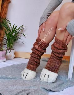 Cozy Warm Acrylic Socks, Thick Knitted Acrylic Socks, White Knitted Socks For Winter, White Knitted Winter Socks, Soft Brown Winter Socks, Winter Knitted Yarn Socks, Hand Knitted Yarn Socks For Winter, Handmade Fitted Cozy Socks, Handmade Yarn Socks For Winter