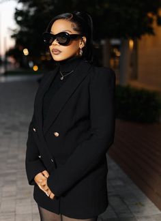 Woman Black Outfit Classy, Sept Aesthetic, Black Women Date Night Outfits, Black Women Photoshoot, Casual Bar Outfits, Black Blazer Dress, Blazer Outfits For Women, Ootd Inspo, Effortlessly Chic Outfits