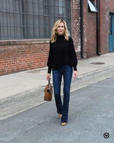 Flare Jeans Winter, Flare Jeans Outfit Winter, Black Jeans Outfit Winter, Black Jeans Outfit Fall, Flair Jeans Outfit, Sweater And Jeans Outfit, Black Sweater Outfit, Jeans Outfit For Work, Flare Jeans Outfit