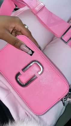 #fyp #foryoupage #pink #marcjacobsbag #purse #pursesandhandbags #pursesandbags #pinterestgirl #pinklover Marc Jacobs Snapshot Bag Pink, Pink Marc Jacobs Bag, Outfit With Purse, Pink Girly Things Accessories, Purses Aesthetic, Pink Purses, All Things Pink