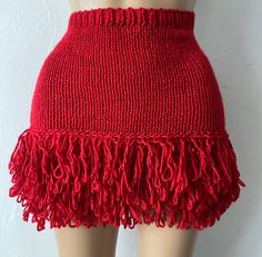 Minifalda de punto ligero con flecos Fringe Mini Skirt, Crochet Mini Skirt, Skirt With Ruffles, Feather Yarn, Knit Fringe, Crochet Skirts, Ankle Length Dress, Crochet Skirt, Lightweight Knit