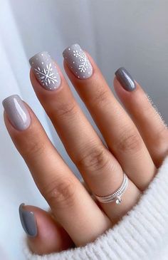 Latest Nails Fashion Ideas Please click on photo for more trending fashion ideas please Like and Subscribe My Channel I need Your Sprout Grey Christmas Nails, Unghie Sfumate, January Nails, Christmas Gel Nails, Snowflake Nails, Christmas Nails Acrylic, New Year's Nails