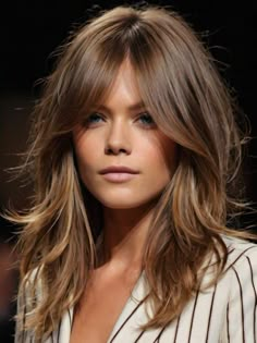 Stufenschnitt mittellange und lange Haare - HairGalleryAi How To Style Hair For Motorcycle Ride, This Hair Hairstyles, Layered Lob Haircut With Curtain Bangs, Hot Mom Haircut, Heidi Klum Hair, Long Shaggy Bob, Honey Hair