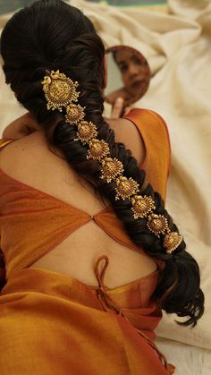 Hair Jewellery Indian, Hairstyle With Gold Accessories, Wedding Hair Indian, Traditional Hairstyle For Saree, Wavy Undercut, Braid Hair Style, Styles For Curly Hair