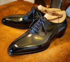 Black Brogues, Gentleman Shoes, Bespoke Shoes, Formal Shoes For Men, Dress Shoe, Leather Shoes Men, Tips Tricks, Formal Shoes, On Shoes