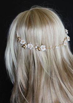 Hair Assecery, Wavy Hair Hairstyles, Hairstyles For Wavy Hair, Gold Headpiece Wedding, Scattered Flowers, Curly Hair Hairstyles, Beauty Hair Color, Beautiful Tiaras, Headpiece Jewelry