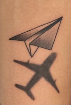 Paper Planes Drawing, Small Shading Drawings, Two Paper Airplanes Flying Tattoo, Cute Airplane Drawing, How To Draw A Plane, Airplane Painting Easy, Easy Sketches Ideas Aesthetic, Pilot Sketch, Paper Plane Drawing