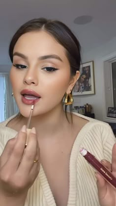 Rare Beauty Makeup Looks, Rare Beauty Lip Oil, Selena Gomez Rare Beauty, Rare Beauty Lip, Maria Gomez, Makeup Social, Red Lips Makeup Look