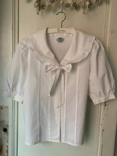 Beautiful cotton white blouse by Laura Ashley in small Measurements: Shoulder to shoulder 39 cm Armpit to armpit 49 cm Sleeve length from the shoulder 34 cm, from the armpit 17 cm Length front 44 cm, back 60,5 cm 1990s Laura Ashley, White Vintage Blouse, White Vintage Outfit, Vintage Blouse Outfit, White Blouse Outfit, Vintage White Blouse, Laura Ashley Vintage, Vintage Blouses, Vintage Laura Ashley