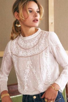 Soft Classic, Lace Insert, Ladies Dress Design, Mode Inspiration, Blouse Top, Winter Collection, Look Fashion, White Shirt, Nasa