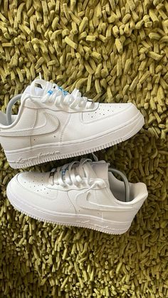 Custom Fitted Hats, Nike Slippers, Ways To Lace Shoes, White Shoes Men, Nike Fashion Shoes, Archive Fashion, Hype Shoes, Cool Outfits For Men, Nike Air Max Plus