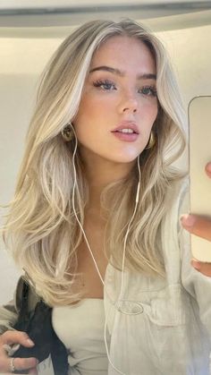 Money Pieces Hair Blonde, Light Golden Blonde Hair With Money Piece, Buttercream Blonde Hair Highlights, Money Piece Balayage Blonde, Blonde Hair Money Piece, Butter Blonde Highlights, Butter Blonde Hair Color, Money Piece Hair Blonde, Blonde Money Piece Hair