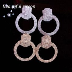 Boucles d'oreilles en strass - Boucles d'oreilles en cristal brillant pour bijoux pour femmes

 Ajoutez de l'éclat à votre look de fête avec ces boucles d'oreilles européennes et américaines en strass à grand cercle. Dotées de cristaux brillants sertis dans un design circulaire glamour, ces boucles d'oreilles sont parfaites pour ajouter une touche d'élégance à n'importe quelle tenue. Que vous assistiez à un événement formel ou que vous ajoutiez simplement un peu de bling à votre look de tous les jours, ces boucles d'oreilles de fête élégantes ne manqueront pas de faire tourner les têtes. L'accessoire parfait pour les femmes avant-gardistes, ces boucles d'oreilles en strass font un excellent cadeau pour la femme élégante de votre vie.

 Style: Classique

 Forme \ motif : rond

 Type de mét Round Hoop Earrings For Party, Crystal Hoop Earrings For Party, Hoop Earrings With Rhinestones For Party, Hoop Rhinestone Earrings For Party, Hoop Rhinestone Party Earrings, Rhinestone Hoop Earrings For Party, Round Cubic Zirconia Earrings For Party, Round Crystal Hoop Earrings With Bling, Crystal Bling Round Hoop Earrings