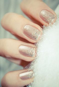 Best Metallic Nail Art and Manis for Brides | Brides.com Holiday Nails Diy, Metallic Nail Art, Christmas Manicure, Christmas Nails Easy, Metallic Nails, Ombre Hair Color, Summer Nails Colors, Sparkly Nails, Manicure Y Pedicure