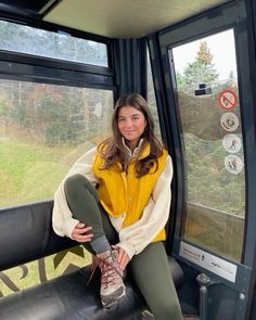 Tabogans Hat Outfit, Cold Weather Outfits Hiking, Hiking Outfit Boots, Hiking Cold Outfit, Sporty Fall Outfits 2024, Teal Hiking Outfit, Dolomites Outfit Summer, Hiking Outfit Switzerland, Hiking In Rain Outfit