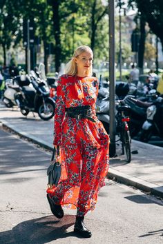 MFW Day 4 Flower Dress Street Style, Bodycon Dress Street Style, Milano Street Style, Street Style Dresses, Fashion Week Looks, Dress Street Style, Leonie Hanne