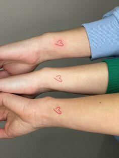 Сердце, мини тату, тату подружек, тату друзья Dainty Trio Tattoos, Triplet Tattoos Ideas Siblings, 4 Tattoos Matching, Trio Tattoo Ideas Minimalist, Matching Tattoos For Three Sisters, Three Person Matching Tattoos, Tattoo 3 Sisters, Matching Tattoos For 3 Sisters, Sisters Tattoo For 3