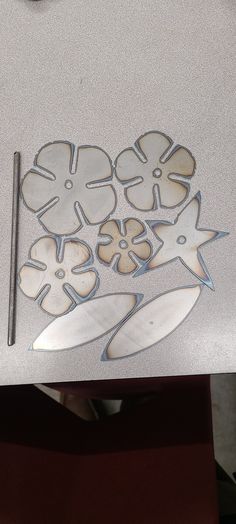 This a fun for all ages weld together DIY metal rose or flower kit. The kit includes four layers of petals, a star for the bottom, two leaves, one 8in stem and instructions. The kit is raw material and requires your creativity to weld together.  made from 20G mild steel and is very easy to bend and create.  These kits can be left raw as I have done in the photos, they can be painted or powder coated to add color.  Tools required: Welder of any kind Grinder Needle nose pliers Hammer  Buy more and save, I ship USPS priority flat rate. so the more that can fit in the small box the cheaper it is.  Note: Stem is cut at 8in for lower shipping cost but buyer can use a longer rod if they want. Also the holes in the pedals are smaller than the rod so you can plug weld it together without stem stick Metal Roses, Metal Art Sculpture, Flower Rose, Diy Metal, Metal Flower, Project Based Learning, Welding Art, Scrap Metal Art, Scrap Metal