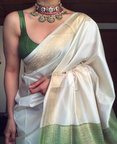 Cotton Saree Look Modern, White Sari, Onam Outfits, Kerala Saree Blouse Designs, Saree Styling, Sleeveless Blouse Designs, Simple Lehenga, Saree Wearing Styles, Simple Saree Designs