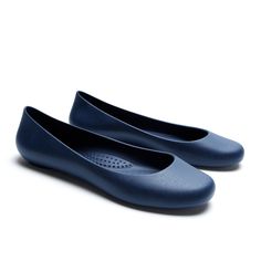 Our Georgia Ballet Flat is a must-have year-round. This jelly ballet flat is soft and flexible and has a bit of much-needed arch support. The chic matte finish and rounded toe make this shoe a great "basic" for any outfit. Wear them at the office, at brunch, running errands, or gardening. They're water and slip-resistant, too! Need to freshen them up? Just toss them in your home washing machine! Premium arch support and sculpted heel cup for stability and support provide proper alignment to help Flats With Arch Support, Scrap Material, Black Ballet Flats, Womens Ballet Flats, Ballet Flat, The Chic, Arch Support, New Shoes, Running Errands