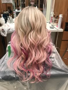 Blonde Hair With Colored Tips, Coloured Hair Ideas, Blonde With Pink Highlights, Pink Highlights In Blonde Hair, Blonde Highlights On Dark Hair Short, Hip Hairstyles, Hair Color Blonde Highlights