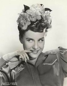 Paulette Goddard 1940s Hair Flowers, Vintage Headdress, 1940s Actresses, Retro Updo, 50s Wedding, Vintage Hollywood Glamour