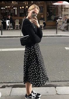 Chilly Weather Outfits, Style Inspiration Fall, Cool Street Fashion, Spring Outfits Casual, Mode Inspiration, Helsinki, Polka Dot Dress, Street Styles