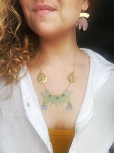 Bohem Statement Øresmykker i Resinlakkert Polymerleire og Messing - KBACKOSHOP Whimsical Accessories, Buy Earrings, Inspired Necklace, Green Copper, Cozy Gift, Plastic Glass, Stunning Earrings, Fun Earrings, Brass Chain