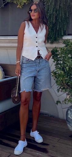 Looks com Bermudas Jeans: Versatilidade,e Autenticidade Denim Short Street Style, Weekend Outfits For Women Summer 2023, Shorts And Vest Outfit Summer, Street Style Summer Outfits Inspiration 2023, Summer Street Style 2024 Women, 2024 Summer Street Style, Summer 2023 Fashion Trends Street Style, Denim Bermuda Shorts Outfit Street Style, Outfit Verano 2020