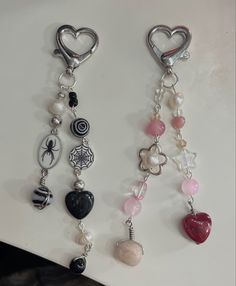 Handmade Beaded Keychains! Made with a sturdy keyring, authentic freshwater pearls, and high quality glass beads. Check out my etsy for purchasing! Glass Bead Keychain, Beaded Accessories Ideas, Beaded Jewelry Inspiration, Bead Keychain Ideas, Bead Keychain Diy, Cute Keychain Ideas, Things To Make With Beads, Cute Beaded Jewelry, Etsy Keychain