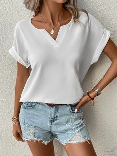 SHEIN LUNE Blusa colarinho entalhado manga de asa de morcego | SHEIN Brasil Batwing Sleeve Blouse, White Fashion Casual, Short Sleeve Shirt Women, Shirts For Women, Batwing Sleeve, White T Shirt, White Style, White Tshirt, T Shirt Top