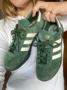 Green Spezial Adidas, Green Adidas Spezial, Green Adidas Shoes Outfit, Adidas Samba Green, Dark Green Shoes, Green Shoes Outfit, Shoes Street Style, Green Nike Shoes, Oversize Denim Jacket