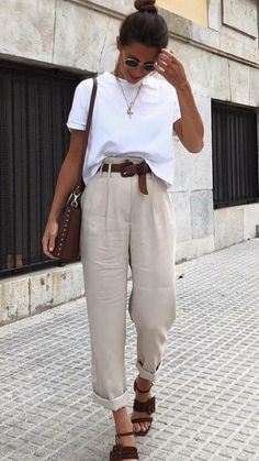 Áo Blu, T Shirt Branca, Beige Pants, Neutral Outfit, Mode Inspo, Classic Outfits, Edgy Outfits